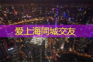 漫游夜色中的街头英勇行者